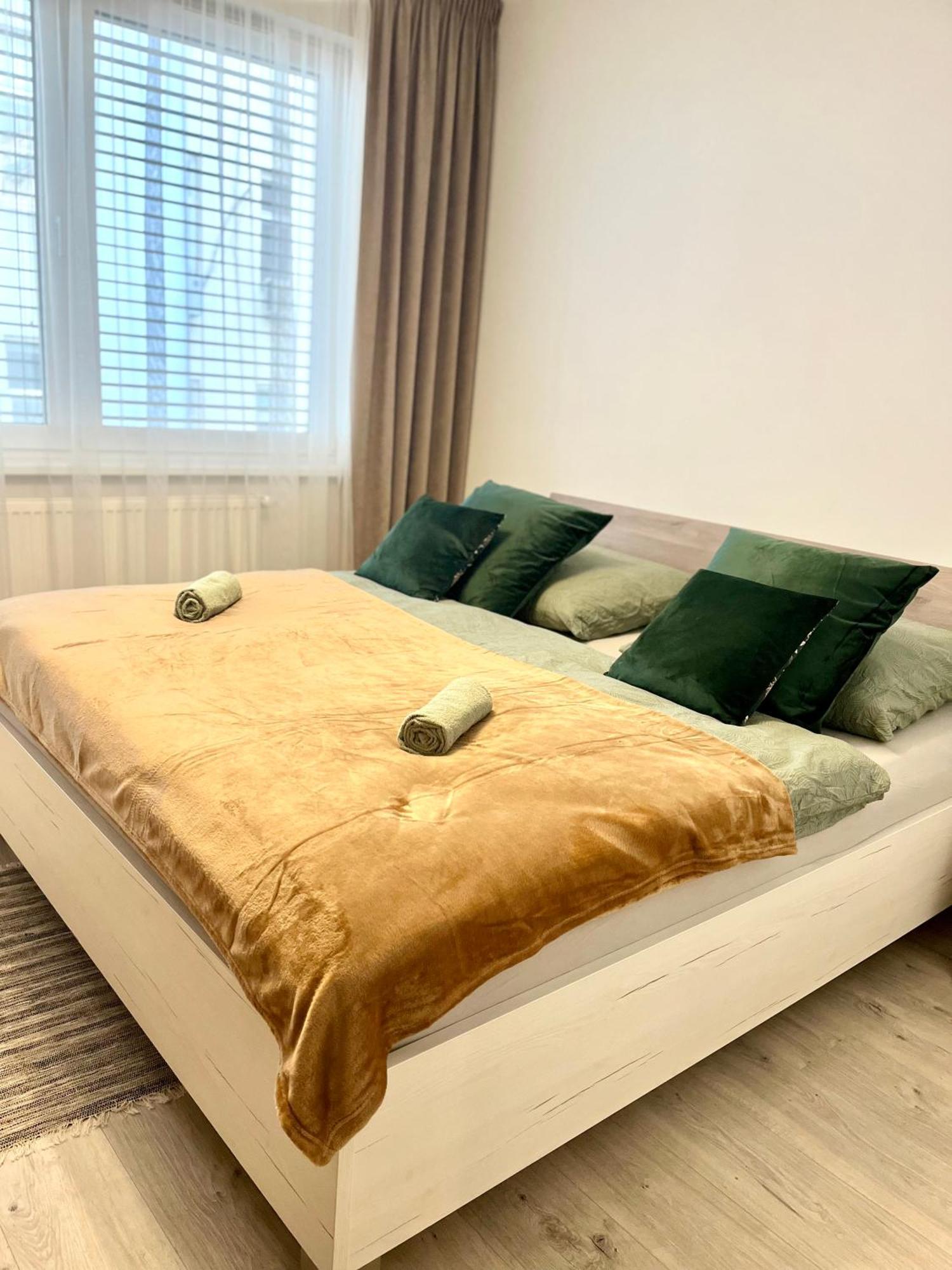 The Elite Suite II Downtown Ac & Garage Parking Bratislava Eksteriør billede