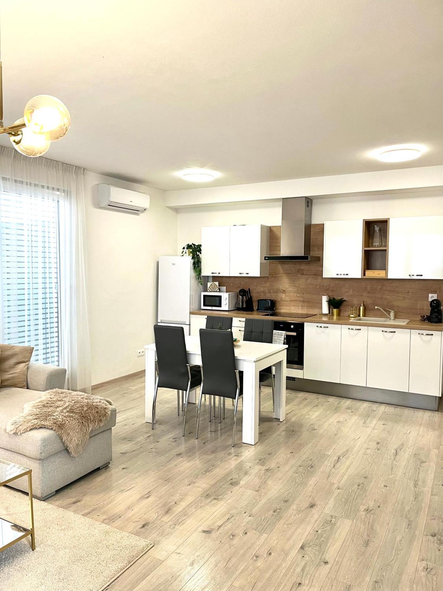 The Elite Suite II Downtown Ac & Garage Parking Bratislava Eksteriør billede