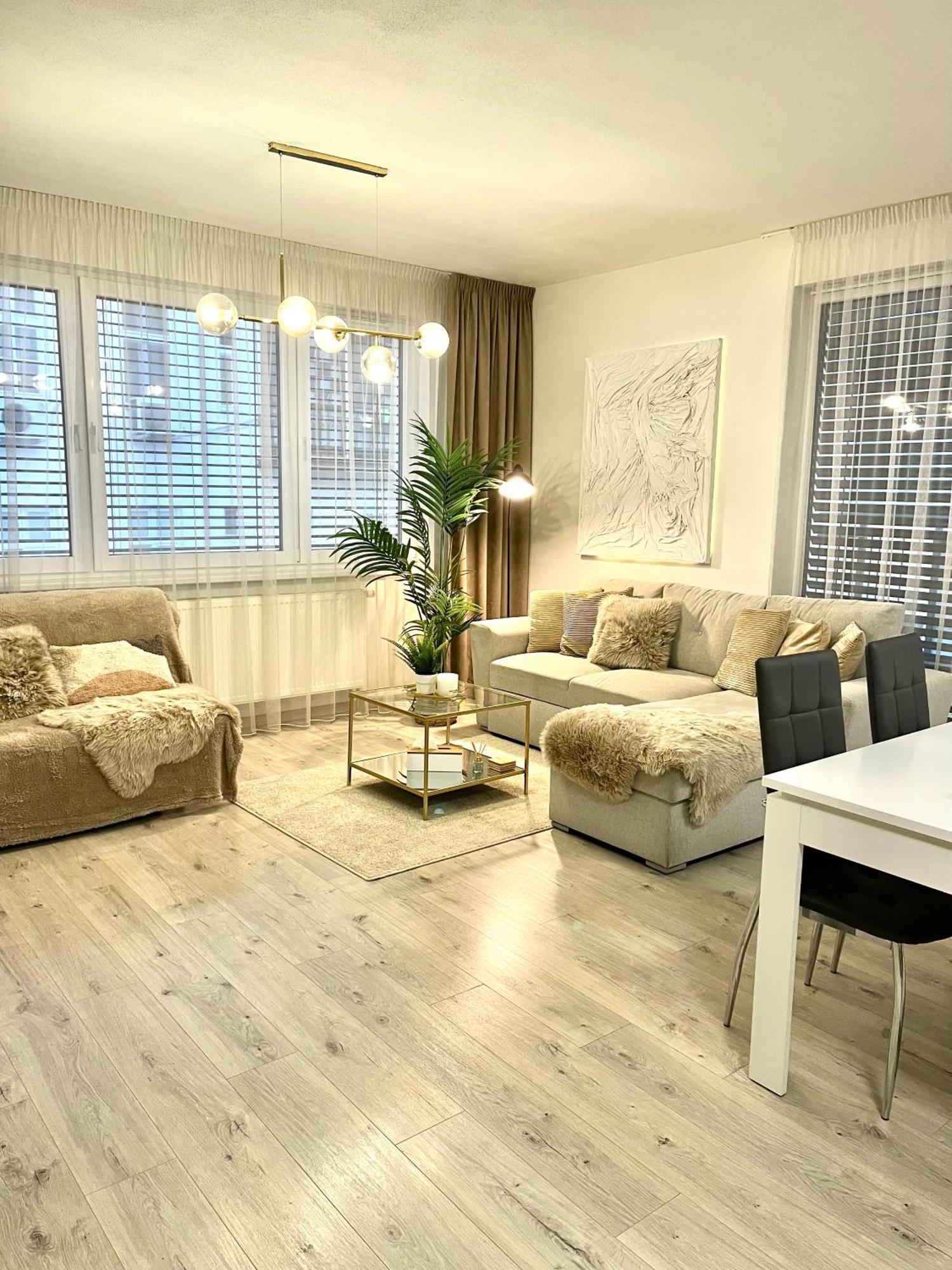 The Elite Suite II Downtown Ac & Garage Parking Bratislava Eksteriør billede